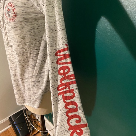 Long sleeved Wolfpack t-shirt with hoodie - Picture 2 of 4